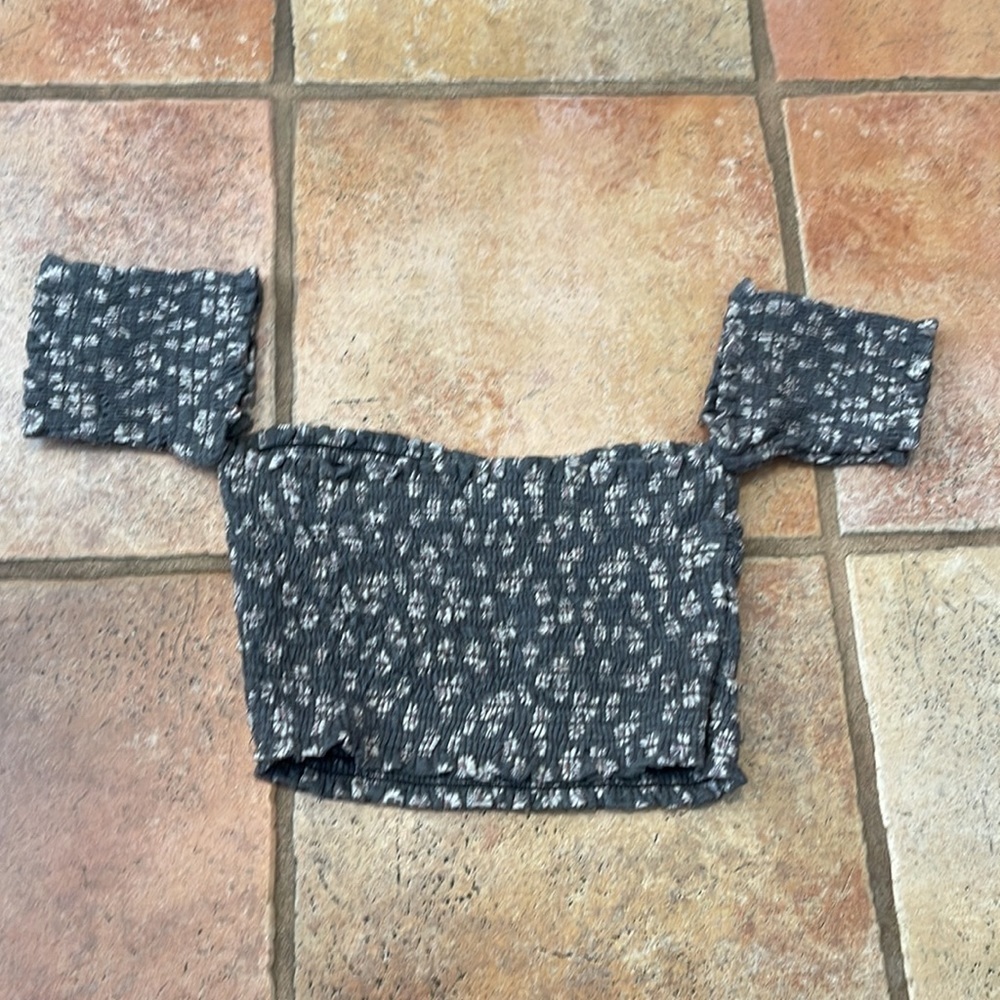 STORIA SMOCKED COTTAGE FLORAL CROP TOP GRAY - Picture 3 of 4